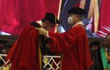 Prof. Dr. dr. Julius July sebagai Guru Besar Ilmu Bedah Saraf Fakultas Kedokteran UPH
