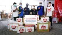 Penyerahan bantuan oleh Tim SiCepat Peduli kepada Ketua Bidang Logistik TAGANA (Taruna Siaga Bencana) selaku Relawan Dinas Sosial Provinsi Jawa Timur