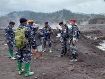  TNI AL dan SAR Gabungan Terus Laksanakan Pencariaan Korban Erupsi Semeru Lumajang