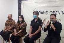 Tahir Matulatan, CEO dan founder DOSS Camera & Gadget, ketika memberikan keterangan pers pada acara pembukaan DOSS Camera & Gadget Kemang, Kamis (16/12/2021). (Foto: Abraham Sihombing)
