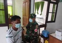 Bersama Nakes, Prajurit Satgas Yonif 126/KC Bantu Vaksinasi Massal di Perbatasan