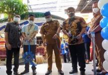 Relokasi BCA KCP Baturaja &ndash; (kiri-kanan) Kepala Pendukung Operasi BCA Wilayah VI Heriawan Widjaja, Kepala KCP Baturaja Yuhandri, Asisten II Setda Ogan Komering Ulu Kadarisman dan Kepala KCU Prabumulih Herianto dalam kegiatan peresmian KCP Baturaja pada Senin (13/12). Lokasi baru KCP Baturaja berada di Jl. Jend. Sudirman No. 502 &ndash; 503, Baturaja, Sumatera Selatan