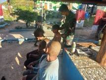 Satgas Yonif RK 751 VJS Mencukur Rambut Warga