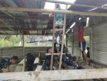 Satgas Pamtas Yonif 126 KC Bersama Warga Perbaiki Rumah Ibadah