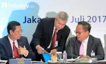 Dirut Bank Mandiri Kartika Wirjoatmodjo (kanan), berbincang kepada Direktur Retail Banking Bank Mandiri Tardi (kiri) dan Corporate Secretary Rohan Hafas saat memaparkan kinerja Bank Mandiri Triwulan II/2017 (Foto Rizki Meirino)