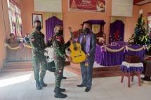 Satgas Yonif RK 732/Banau Serahkan Alat Musik Gitar