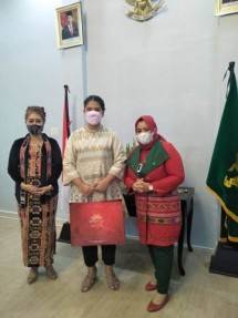 Kahiyang Bobby Nasution (Tengah) 