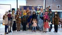 Head of Corporate Communications PT Visa Worldwide Indonesia Widyananto Sutanto (atas, ketiga dari kiri) bersama dengan CEO Maxi Consulting Ardhi Setyo Putranto (atas, kedua dari kiri) dan CEO Bukit Sekipan Kharisma Adhita Dea (atas, keempat dari kiri) berfoto bersama dengan sejumlah pelaku UMKM perempuan yang berpartisipasi dalam ajang virtual expo di Yogyakarta