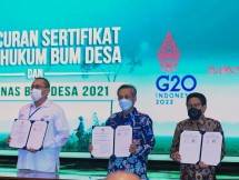 Ki-ka, Direktur Utama PT Berdikari (Persero) Harry Warganegara, Ketua Umum ISSF Sudarmanto, serta Menteri Desa PDT dan Transmigrasi Abdul Halim Iskandar berpose bersama setelah penandatangan MOU secara langsung pada peresmian kerjasama antara Kemendesa PDTT dengan berbagai pihak di Jakarta, Senin (20/12). Foto: Rusman - Biro Pers Sekretariat Presiden