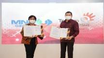 Direktur Consumer Service Telkom Venusiana (kiri) bersama Executive Chairman MNC Group Hary Tanoesoedibjo usai penandatanganan Nota Kesepahaman 