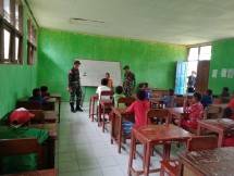 Satgas Yonif 126 KC Mengajar Siswa-Siswi di Perbatasan RI-PNG