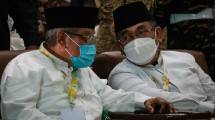 KH Yahya Cholil Staquf, Ketua Umum Terpilih PBNU, kanan berbincang dengan KH Said Aqil Sirajd