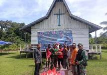 Satgas Pamtas 126 KC Berbagi Berkat Natal Kepada Masyarakat di Perbatasan RI-PNG