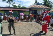Satgas Yonif PR 431 SSP Bagikan Bingkisan Natal kepada Warga Asmat 