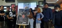 Para Pemain dan Produser Film Trah 7 menunjukkan poster film yang baru dirilis