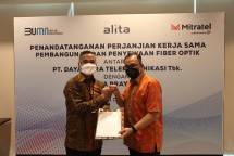 Penandatanganan Perjanjian Kerja Sama (PKS) Pembangunan dan Penyewaan Fiber Optik antara PT Dayamitra elekomunikasi Tbk (Mitratel) dan PT Alita Praya Mitra (Alita). Kiri ke Kanan. Theodorus Ardi Hartoko, Direktur Utama Mitratel dan Teguh Prasetya, Direktur utama Alita.