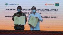 Direktur Utama SMESCO Indonesia, Leonard Theosabrata bersama Bupati Solok, Epyardi Asda saat menandatangani nota kerja sama