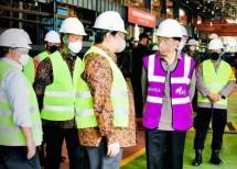 Menprrin Agus bersama Presiden Jokowi dna Menko Perekonomian meresmikan pabrik smelter di Sulawesi Tenggara
