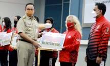 Gubernur Anies memberikan bonus ke atlet DKI Jakarta