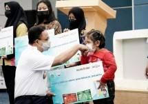 Gubernur Anies Berikan Bansos Tunai ke Anak Yatim Jakarta