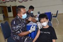 Prajurit Marinir Laksanakan Vaksinasi Anak-Anak