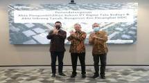 Direktur Keuangan & Manajemen Risiko Telkom Heri Supriadi (tengah) bersama Direktur STS Andreuw Th.A.F. (kiri) dan Vice President Strategic Investment Digital Telco Telkom Yusuf Wibisono usai penandatanganan Akta Pengambilalihan Saham