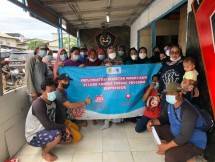 Dosen UNJ melakukan pelatihan di Muara Angke. 