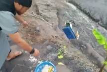 Pria Tendang Sesajen Semeru