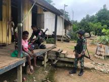 Peduli Kesehatan Satgas Pamtas Yonif 126/KC Laksanakan Pengobatan Door to Door Kepada Masyarakat