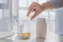 Ilustrasi Minum Vitamin D (Ist)
