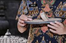 Sandal Khusus untuk Wisatawan di Candi Borobudur (Kemenparekraf)