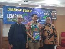 Anggota DPR H. Sulaeman L Hamzah (kanan) bersama Thomas B Ataladjar (kiri) dan Letkol TNI-AL Fidelis Betekeneng, putra pencetus dan pejuang otonomi Lembata Petrus Gute Betekeneng (guru Gute).