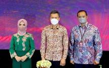 Budianto Liman Direktur Utama PT Jababeka Tbk dan Nicke Direktur Utama Pertamina melakukan penandatanganan MoU Kerjasama G20