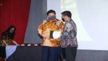 Penyaluran KUR Tertinggi 2021, Menko Airlangga Beri Penghargaan Ke Mentan SYL