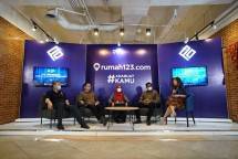 Diskusi panel Property Outlook 2022 (dari kiri ke kanan) Ketua Umum REI Totok Lusida, CEO Indonesia Property Watch Ali Tranghanda, Deputi Direktur Departemen Kebijakan Makroprudensial Bank Indonesia Ndari Surjaningsih, Deputy CEO 99 Group Indonesia Wasudewan, Host Poppy Zeidra 
