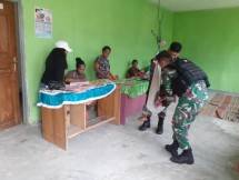 Satgas Yonif 126 KC Gandeng Puskesmas Model Laksanakan Pelayanan Posyandu