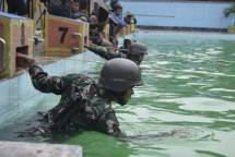 Prajurit Batalyon Roket 2 Marinir Surabaya Laksanakan Renang Militer