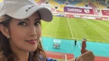 Ada Wanita Cantik di Lapangan Sepak Bola, Siapa Dia?