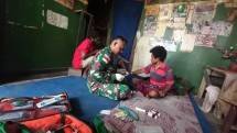Satgas Yonif 126 KC Bantu Mengobati Masyarakat yang Sakit Malaria 