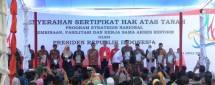  Presiden Joko Widodo membagikan 6.000 sertifikat tanah kepada masyarakat Riau Minggu (23/7/2017) (Foto Setkab)