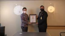 Piagam Rekor MURI diserahkan langsung kepada Chief Technology Officer (CTO) Pahamify Edria Albert oleh Senior Manager MURI Awan Rahargo 