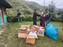 Satgas Kodim Yalimo Yonif RK 751 VJS Beri Bantuan Sembako