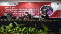 (dari kiri ke kanan) Head of Program LKMS-BWM Yayasan BSMU, Islah Milono; Direktur Wakaf dan Digital Platform Yayasan BSMU, Rizqi Okto Priansyah; Konsultan produksi PT Cakrawala Bogor, Mashadi, dalam acara Pelatihan Standar Produksi dan Pengemasan Produk bagi keluarga anggota program Bank Wakaf Mikro (BWM). 