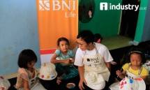 Head Of Corporate Communication BNI Life Lia Susetio berinteraksi dengan anak-anak peserta pelatihan kerajinan tangan saat peringatan Hari Anak Nasional 2017 (Minggu (23/7) (Foto Rizki Meirino) 