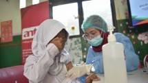 Anak-anak SD yang menerima suntik vaksin