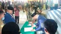 Bupati Kabupaten Dogiyai, Papua Yakobus Dumupa, SIP, MIP, menandatangani berita acara pelantikan Drs Petrus Agapa, M.Si sebagai Sekretaris Daerah Kabupaten Dogiyai di i aula Gereja Kemah Injil (Kingmi) Klasis Kamuu Digikotu, Mowanemani, Dogiyai, Papua, Senin (24/1)