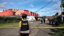Dua kelompok warga terlibat bentrok di Kota Sorong, Papua Barat. Terjadi aksi saling serang antara 2 kelompok warga menggunakan parang, panah dan bom molotov, pada Senin (24/1/2022).