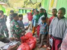 Satgas Kodim Yonif RK 751 VJS Bagikan Baju Koko dan Mukena kepada Para Santri