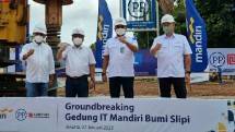seremoni tersebut turut dihadiri oleh Direktur Utama PT Bank Mandiri (Persero) Tbk Darmawan Junaidi berserta Jajaran Direksi lainnya, Direktur Utama PTPP Novel Arsyad, Direktur Operasi Bidang Gedung Anton Satyo Hendriatmo, 