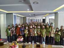 Ketua Umum Dekopin Nurdin Halid berfoto bersama peserta Rapat Kerja Dekopinwil Jawa Barat di Hotel Shakti, Bandung, Jawa Barat, Rabu (26/1/2022).